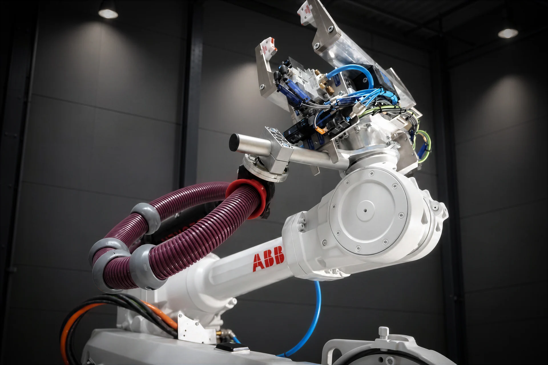 Beleuchteter ABB-Industrieroboter mit Greifer aus dem AMT-Shooting